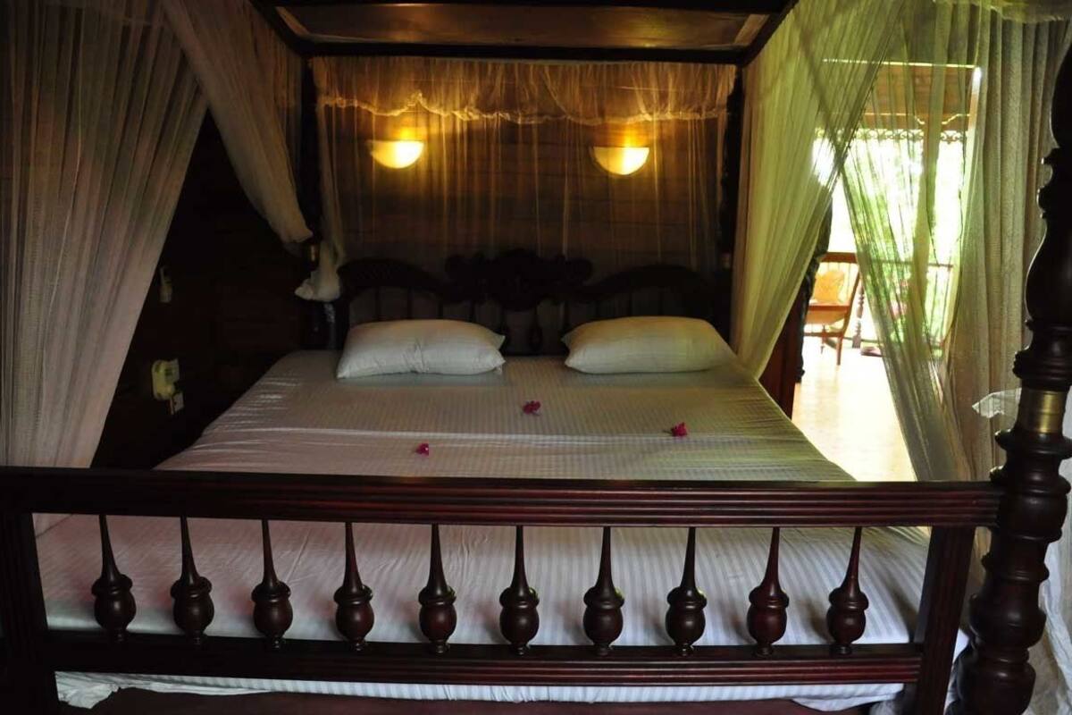 Minibar, rollaway beds, free WiFi
