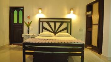 Minibar, rollaway beds, free WiFi