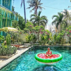 Piscine extérieure, chaises longues