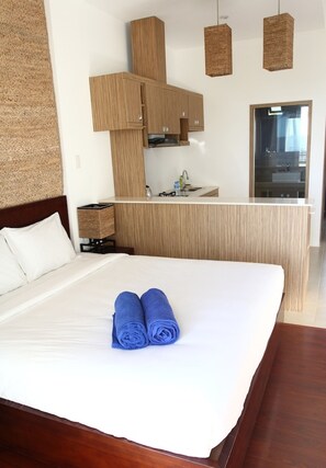 Estudi superior, cuina | Minibar, caixa forta a l'habitació, escriptori i cortines opaques 