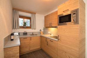 Studio – deluxe, balkong, fjellutsikt | Eget kjøkken | Kjøleskap, mikrobølgeovn, kokeplater og oppvaskmaskin