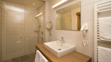 Deluxe appartement, 2 slaapkamers, balkon, uitzicht op bergen (Alpenheimat) | Een kluis op de kamer, een bureau, verduisterende gordijnen