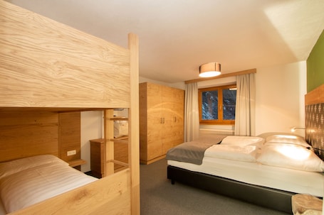 Caja de seguridad en la habitación, escritorio y cortinas blackout