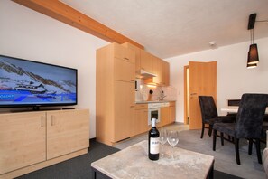 Apartment, 2 Bedrooms, Balcony, Mountain View (Alpenheimat) | Living area