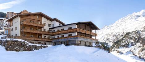 Fachada de la propiedad