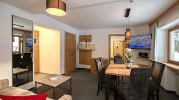 Appartement Deluxe, 2 chambres, balcon, vue montagne (Alpenheimat) | Salle de séjour