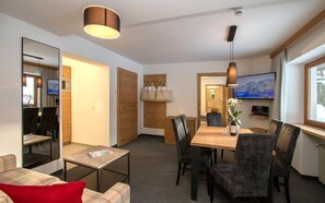 Appartement Deluxe, 2 chambres, balcon, vue montagne (Alpenheimat) | Salle de séjour