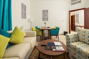 Luxury-Apartment, 2 Schlafzimmer, Küche | Wohnzimmer | Flachbildfernseher, Kamin