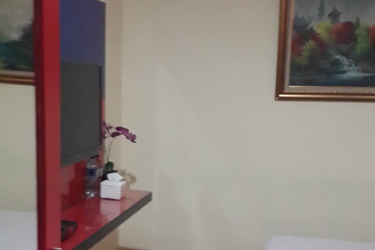 Standard Room, 1 Queen Bed | In-room safe, desk, blackout curtains, free WiFi