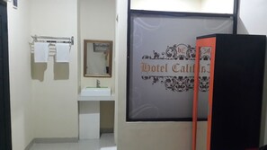 Executive Room, 1 Queen Bed | Bathroom | Shower, free toiletries - Hotel California (Jakarta)