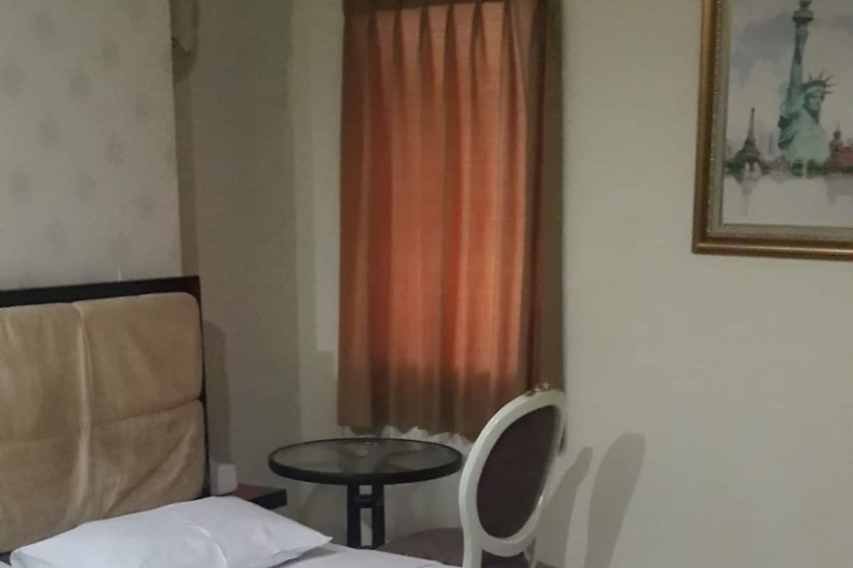 Executive Room, 1 Queen Bed | In-room safe, desk, blackout curtains, free WiFi