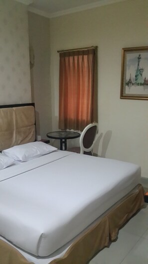 Executive Room, 1 Queen Bed | In-room safe, desk, blackout drapes, free WiFi - Hotel California (Jakarta)
