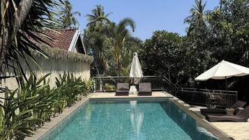 Chambre Deluxe, vue piscine | Piscine extérieure