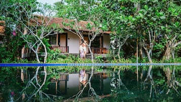 Outdoor pool, free cabanas, pool umbrellas