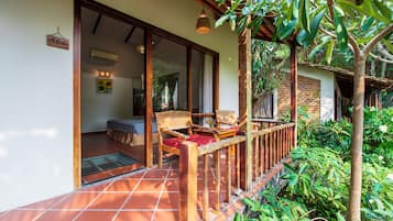 Premium tweepersoonskamer, uitzicht op zwembad | Een minibar, een kluis op de kamer, een bureau, gratis wifi