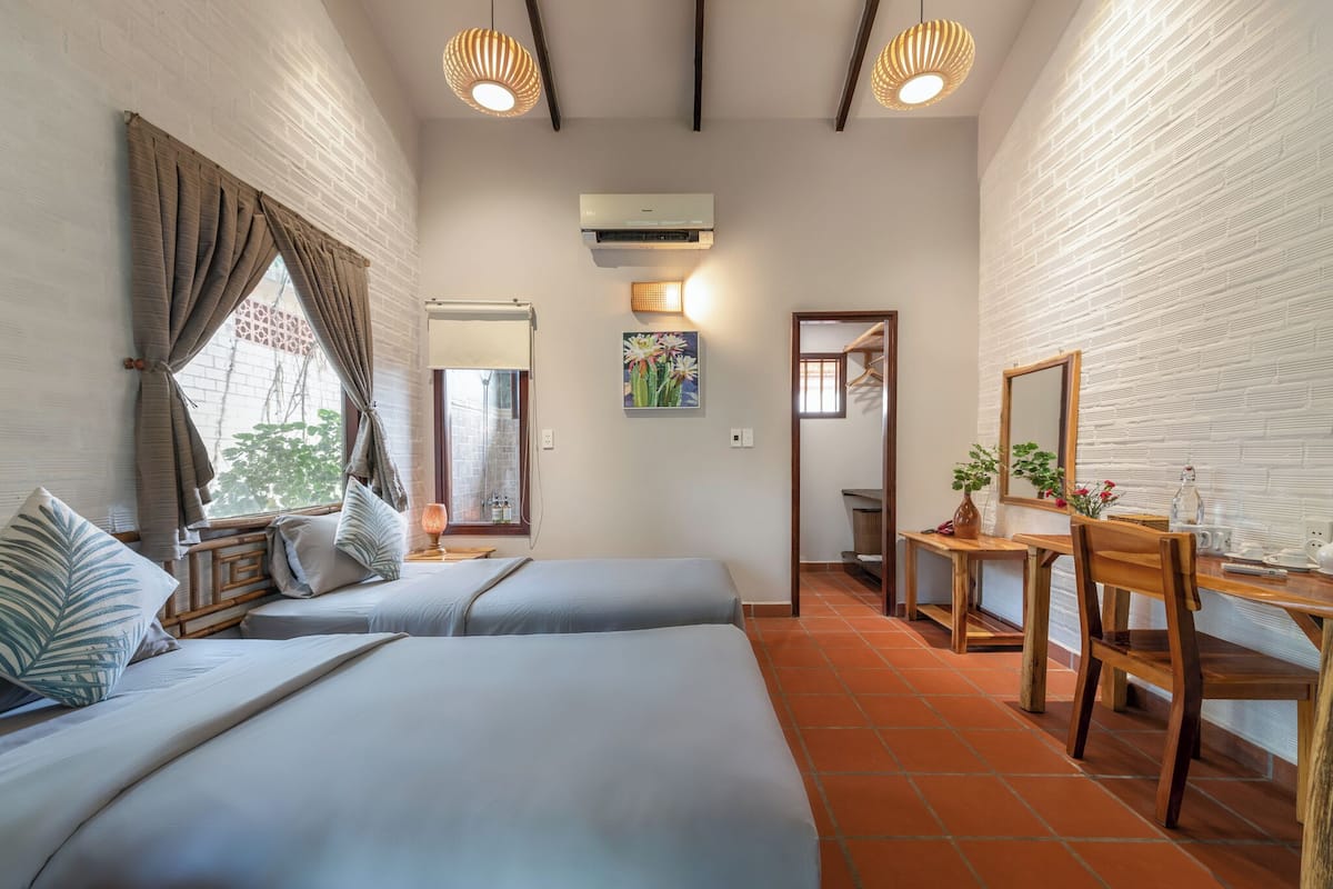 Minibar, két bảo mật tại phòng, bàn 