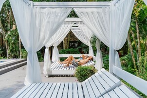Una piscina al aire libre, cabañas de piscina gratuitas, sombrillas