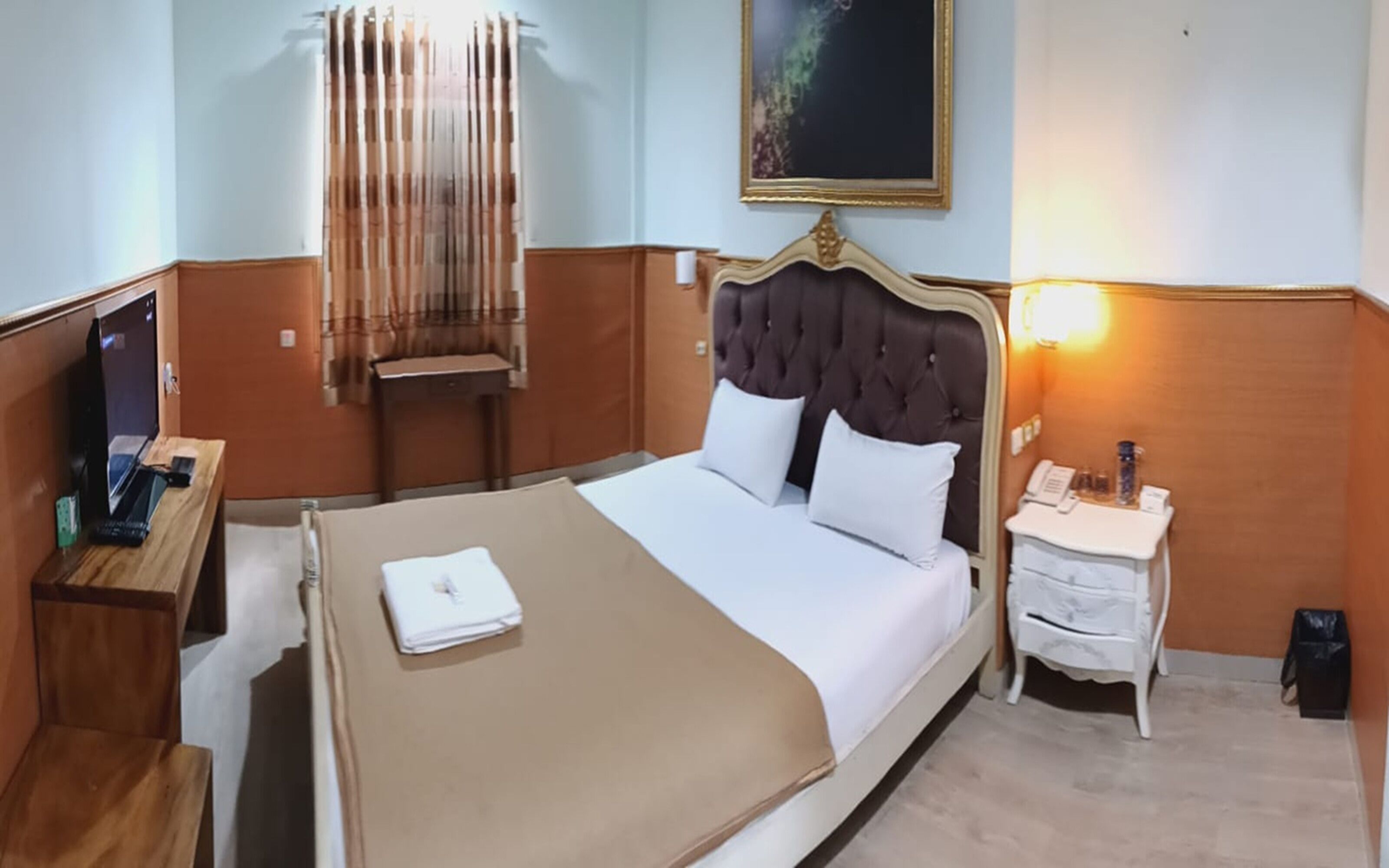 Business Room, 1 Queen Bed | In-room safe, desk