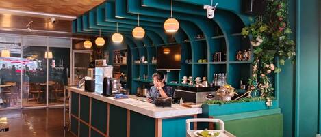 Breakfast, lunch, dinner served; international cuisine