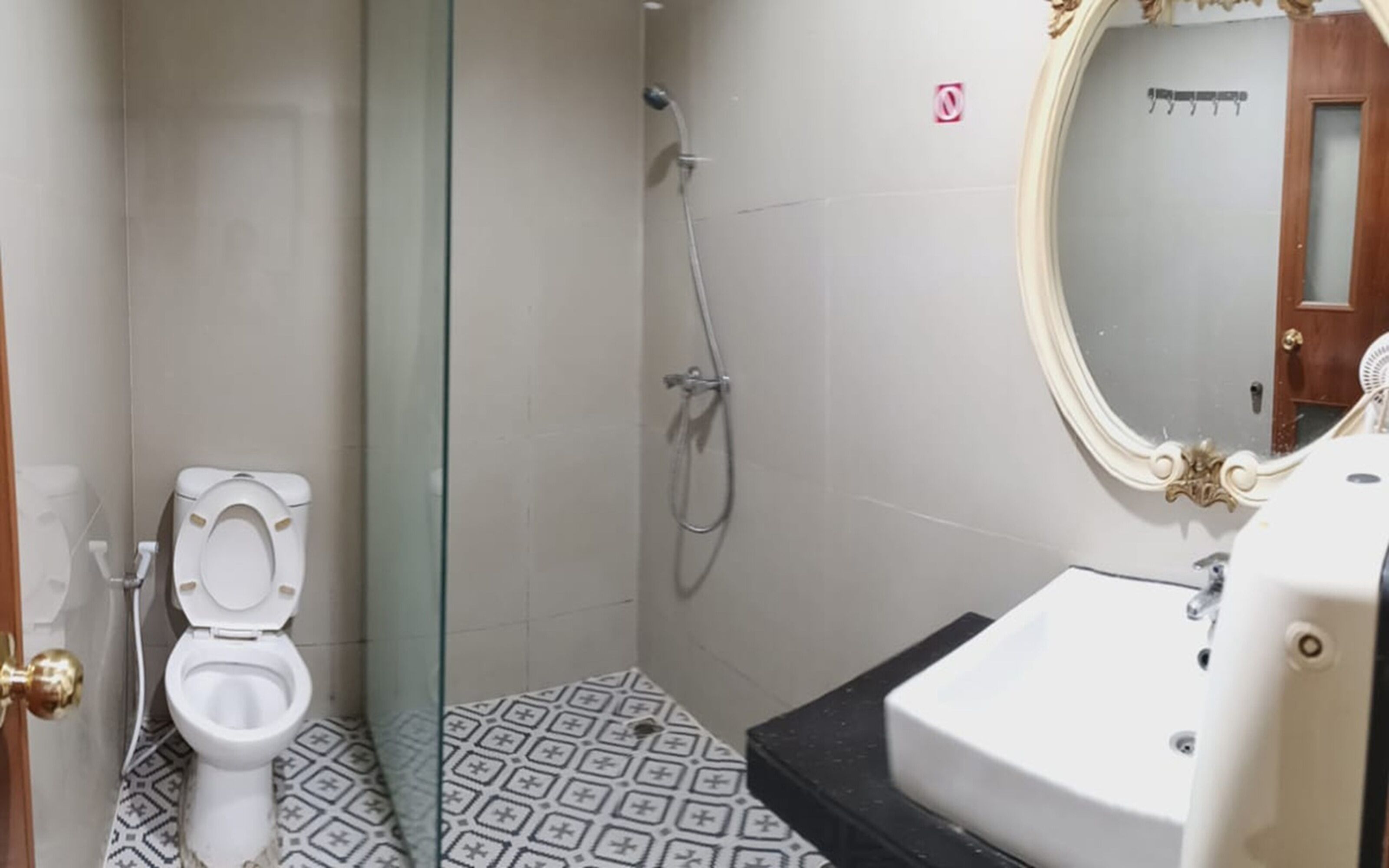 Un baño con inodoro, ducha y lavabo.
