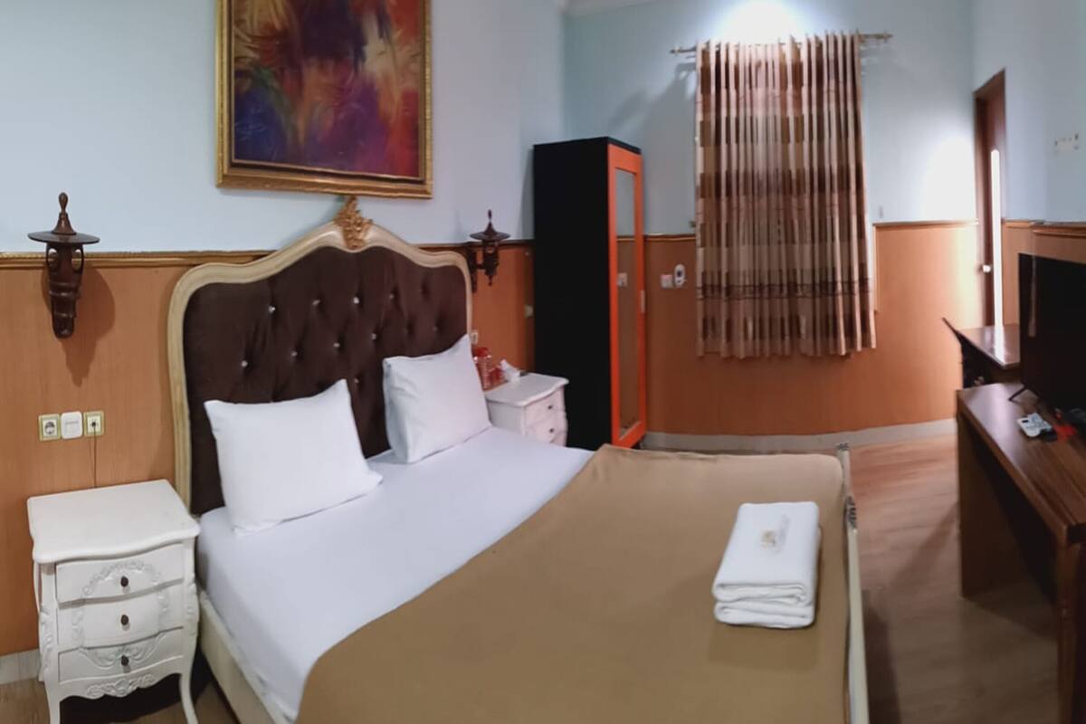 Business Room, 1 Queen Bed | In-room safe, desk, soundproofing