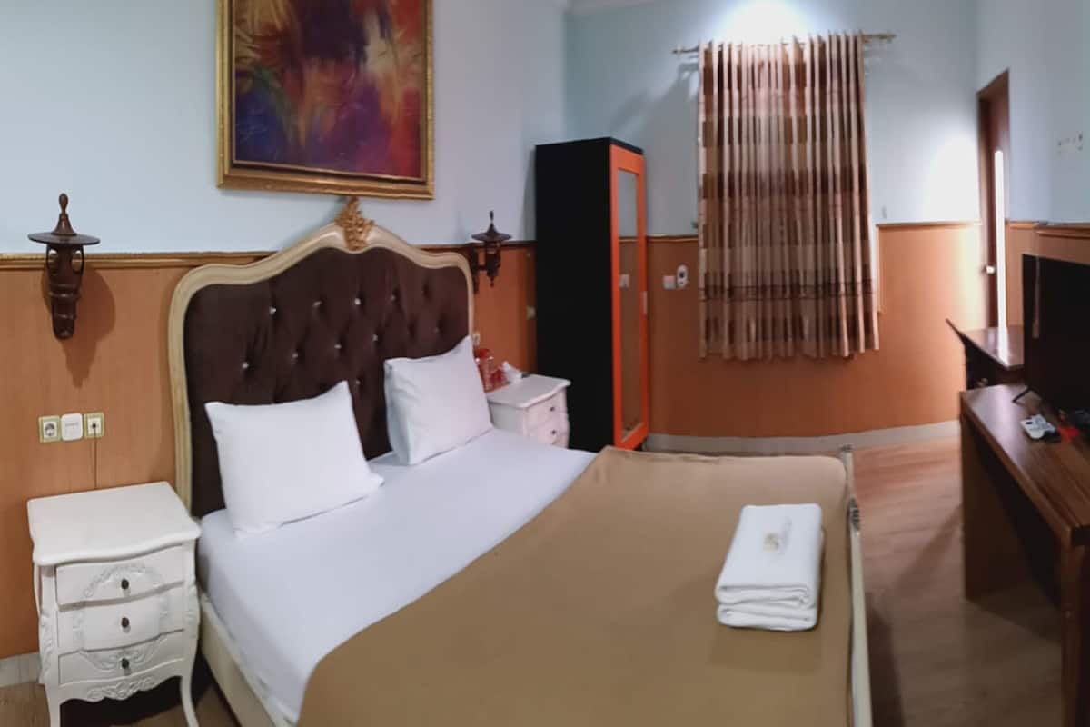 Business Room, 1 Queen Bed | In-room safe, desk