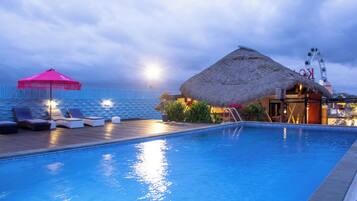 Una piscina al aire libre