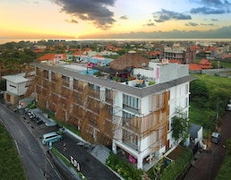 Un hotel moderno con una fachada única de bambú, una piscina en la azotea y vistas del entorno.