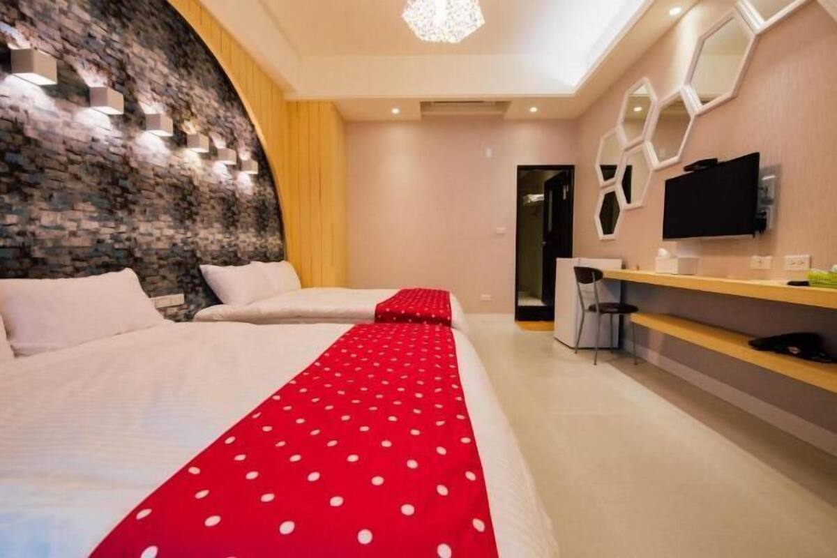 1 Schlafzimmer, hochwertige Bettwaren, individuell dekoriert