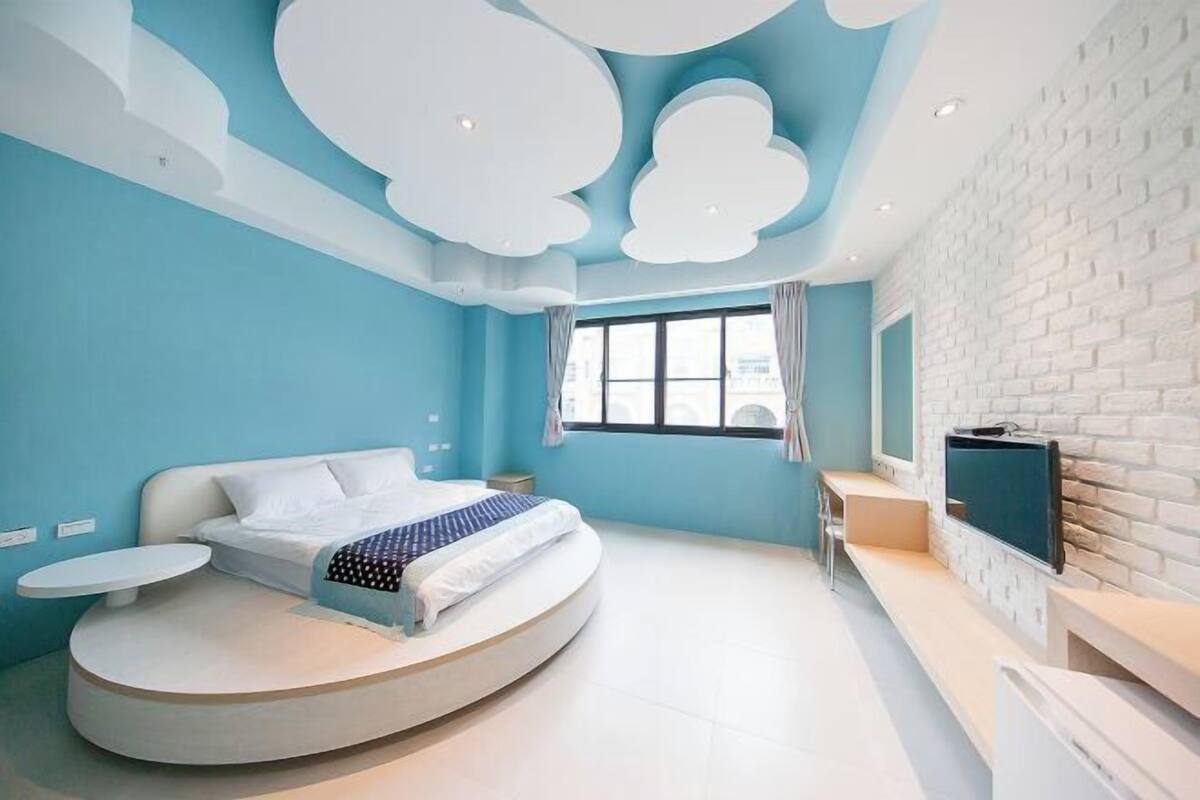 1 Schlafzimmer, hochwertige Bettwaren, individuell dekoriert