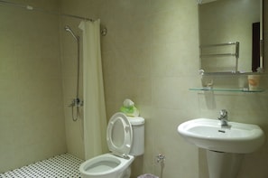 Dusche, kostenlose Toilettenartikel, Haartrockner, Hausschuhe