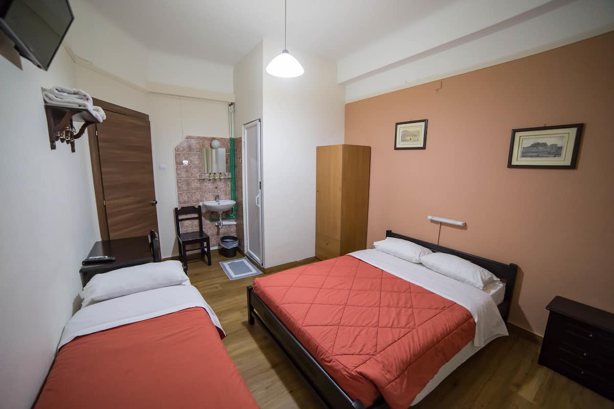 Chambre Triple, salle de bains privée