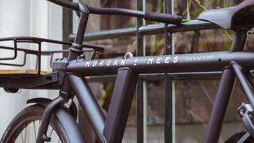 Una bicicleta con la inscripción "MORGAN & MEES VANMOOF" en su estructura.