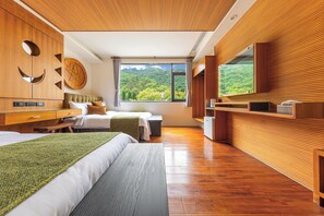 Habitación cuádruple, vistas a la montaña | Cortinas opacas, wifi gratis, ropa de cama