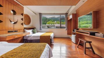 Quadruple room with bathtub | Blackout drapes, free WiFi, bed sheets