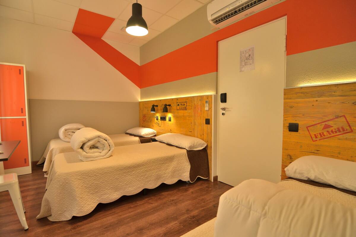 共同ドミトリー 女性限定 共用バスルーム (1 bed in room for 3 people) | デスク、ノートパソコン用作業スペース、防音設備、WiFi (無料)