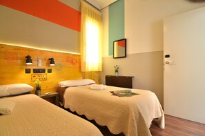 Chambre avec lits jumeaux, salle de bains commune