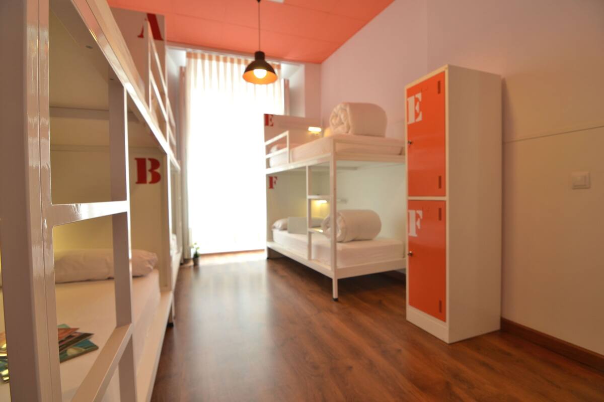 ベーシック 共同ドミトリー 女性限定 (1 bed in room for 6 people) | デスク、ノートパソコン用作業スペース、防音設備、WiFi (無料)
