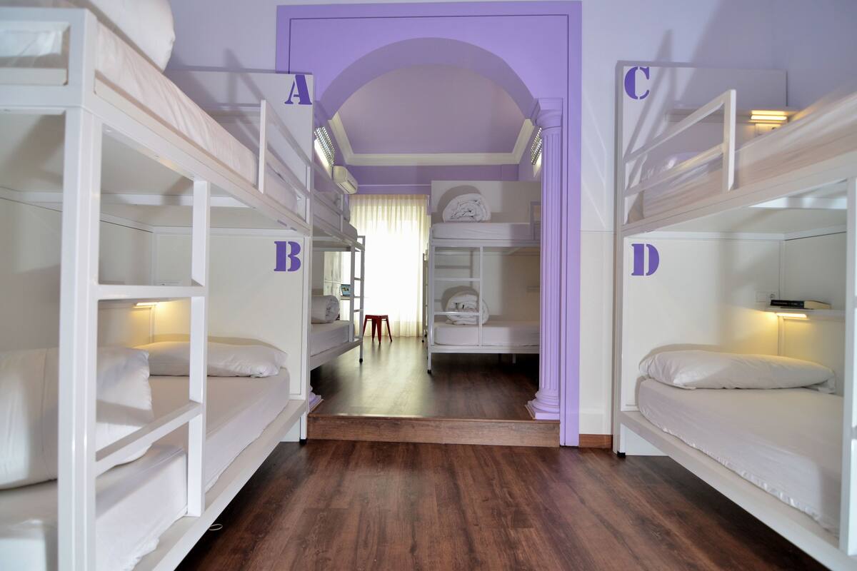 共同ドミトリー 共用バスルーム (Single bed in room for 12 people) | デスク、ノートパソコン用作業スペース、防音設備、WiFi (無料)