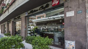 Un café doté d’une terrasse, d’un menu affiché en évidence et d’un panneau indiquant qu’il s’agit d’une propriété privée et que l’accès y est réservé.