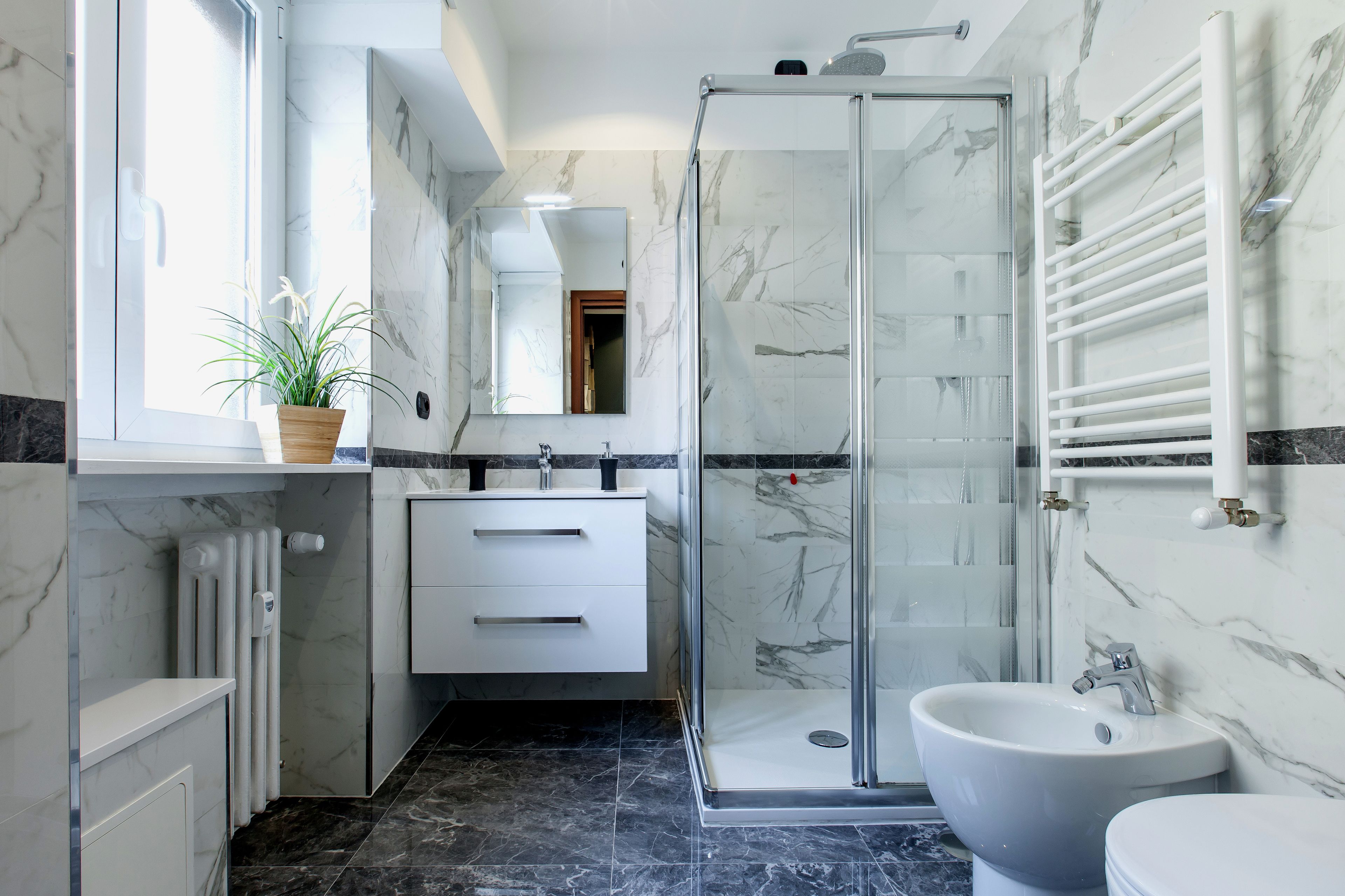 Dusche, kostenlose Toilettenartikel, Haartrockner, Bidet