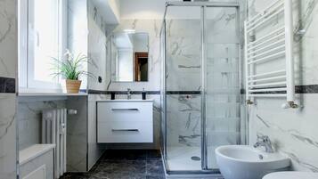 Dusche, kostenlose Toilettenartikel, Haartrockner, Bidet