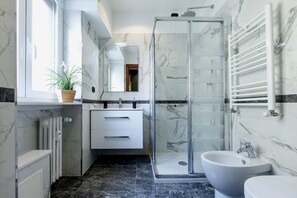 Shower, free toiletries, hair dryer, bidet - Vatican Break Home (Rome)