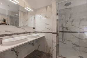 Shower, free toiletries, hair dryer, bidet - Vatican Break Home (Rome)