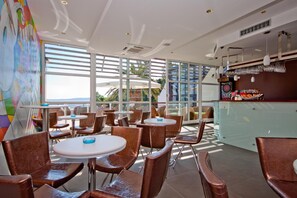 Se sirven desayunos, cenas y cocina mediterránea