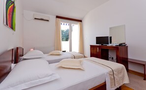 Minibar, in-room safe, desk, iron/ironing board - Hotel Ballet School (Kastela)