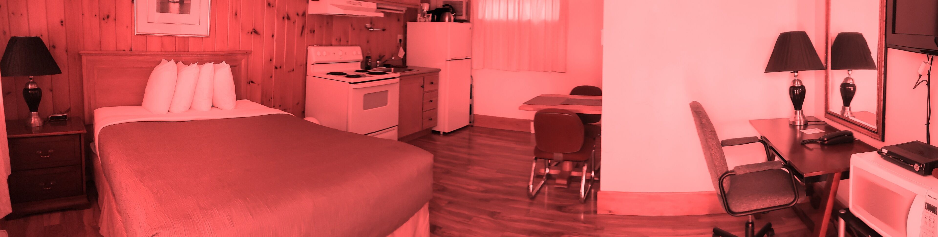 Kamar, 1 Tempat Tidur Queen | Meja kerja, setrika/meja setrika, dan tempat tidur bayi gratis