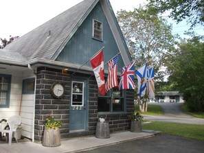 Exterior - Wildwood Motel (Shelburne)