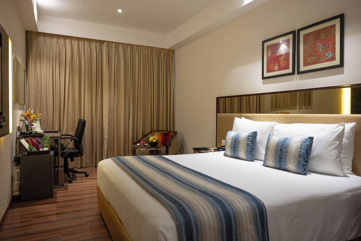 Business Room | 1 bedroom, minibar, in-room safe, desk