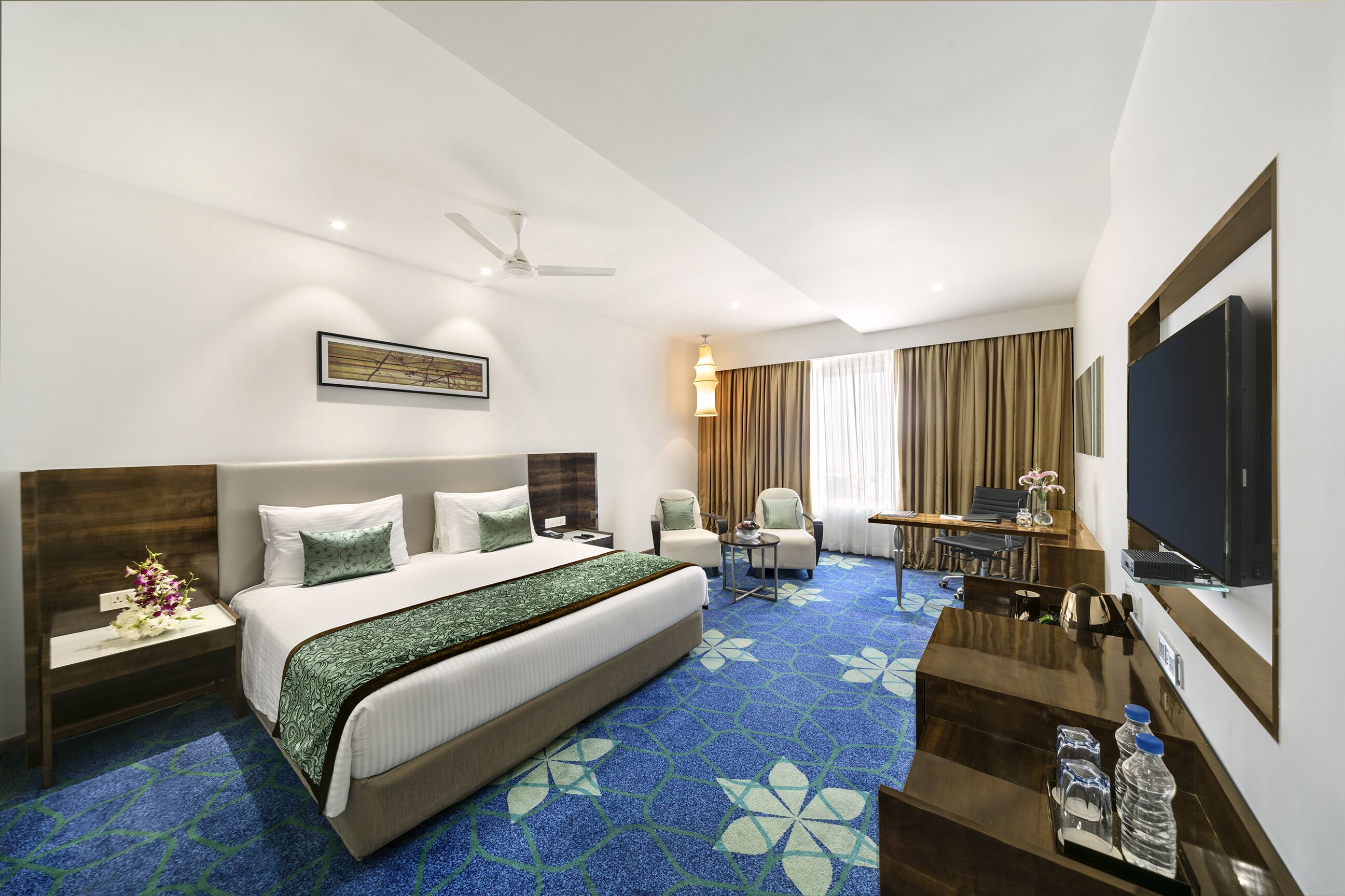 executive room | 1 bedroom, minibar, in-room safe, desk